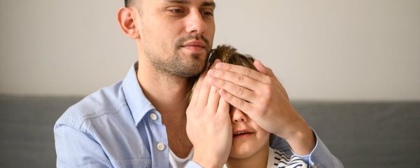 A különélő szülők jogai iskolában, ha intézkedni kell